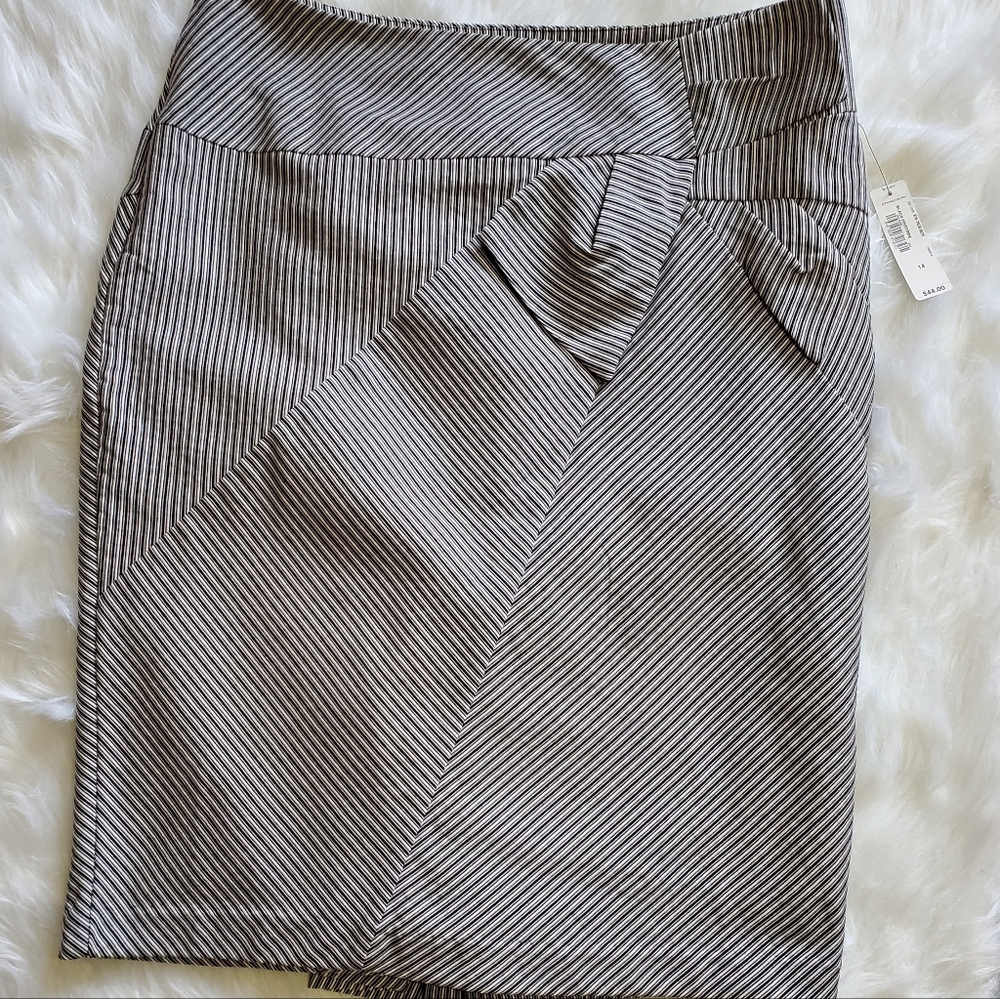 NWT - Worthington Black/White/Grey Pinstripe Pencil Skirt